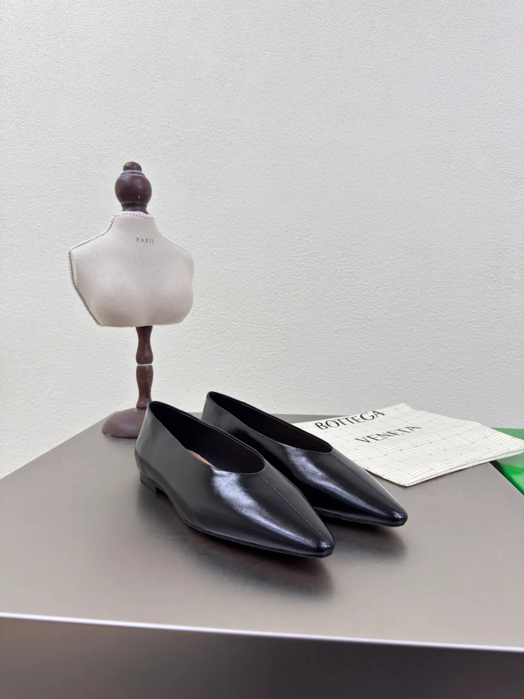 👟👟Ex-factory price 640👟👟 BV women's Sofia ballet shoes leather ballet shoes silver family elements woven series high version small round toe essential for commuting BV early autumn series are so beautiful💯 The use of elegant materials in shoes is intellectual, elegant and capable, full of high-end sense✅The design is beautiful~~ The fabric is made of original consistent lambskin and the shaping technology pursues the perfection of the internal process✅ Heel The foot pads are made of lambskin, never sloppy 🆚Original💯 Outsole technology Brand classic The new season uses Italian genuine leather outsole with clear dyeing technology and rubber square technology 💯 Comfortable and high-end flat design makes travel more comfortable and confident 35 36 37 38 39 40 41 42 (40 41 42 customized code number) Equipped with original packaging Hot glue process logo cloth bag